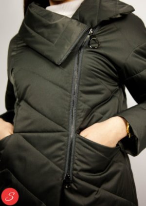 Демисезонная куртка хаки. Shio 9173 Удлиненная куртка цвета хаки. Строчка елочкой. Тонкий утеплитель