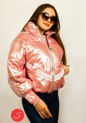 Куртка adiddas розовая лак. 8796 Куртка молодежная, розового цвета. Короткая. Спорт