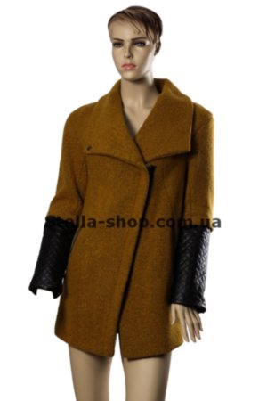 Пальто Emass варенная шерсть, комбинированное Пальто горчичного цвета из варенной шерсти, комбинированное кожзамом на рукавах.