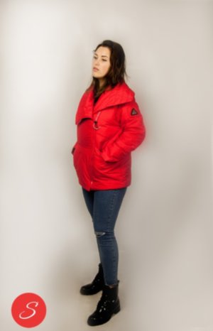 Демисезонная короткая куртка oversize красная. Tongoi. M80 Куртка одеяло oversize. Короткая красного цвета.